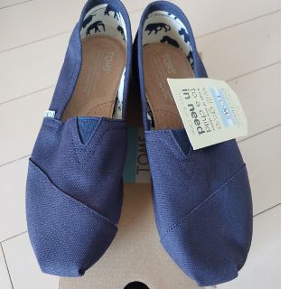 トムズ(TOMS)のトムス　24センチ(スリッポン/モカシン)