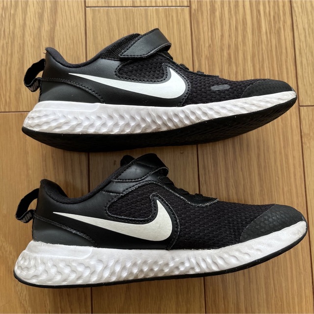 NIKE(ナイキ)のナイキ　レボリューション5 19センチ　黒　ブラック キッズ/ベビー/マタニティのキッズ靴/シューズ(15cm~)(スニーカー)の商品写真