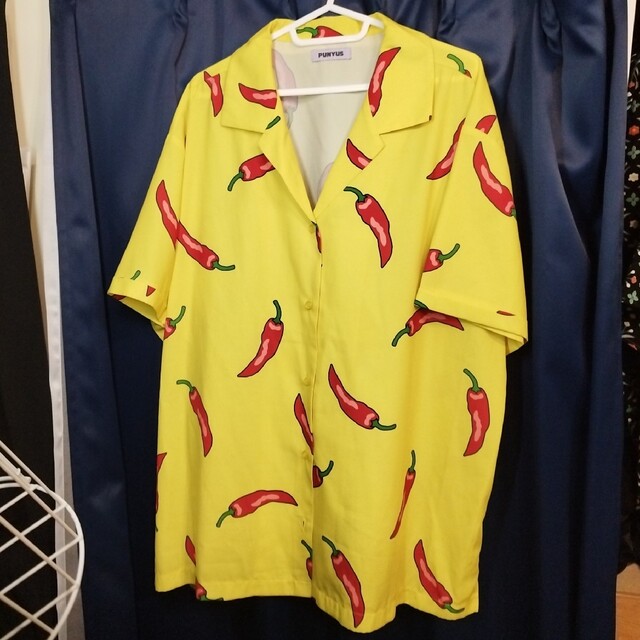 PUNYUS(プニュズ)のPUNYUS 唐辛子柄のオーバーサイズシャツ レディースのトップス(シャツ/ブラウス(半袖/袖なし))の商品写真