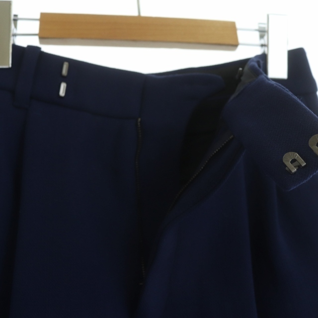 miumiu(ミュウミュウ)のミュウミュウ miumiu タック ミニスカート 台形 38 紺 レディースのスカート(ミニスカート)の商品写真