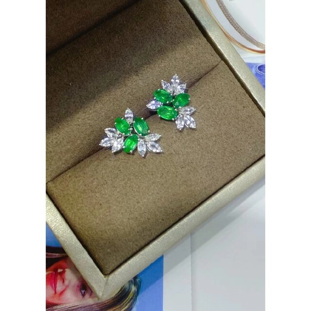 大注目 ホワイトサファイア&エメラルド付き ピアスk18 ピアス - rinsa.ca