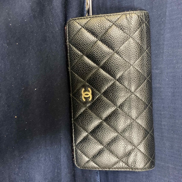 大人も着やすいシンプルファッション CHANEL シャネル キャビアスキン 長財布 財布