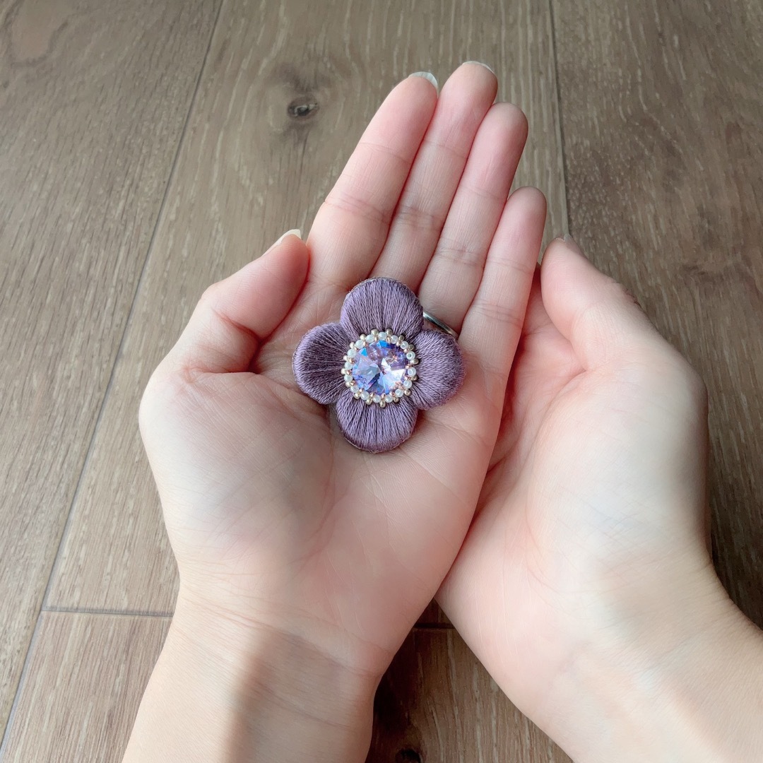 SWAROVSKI(スワロフスキー)のぷっくりお花の刺繍ブローチ or ポニーフック　ラベンダー　紫　パープル ハンドメイドのアクセサリー(コサージュ/ブローチ)の商品写真