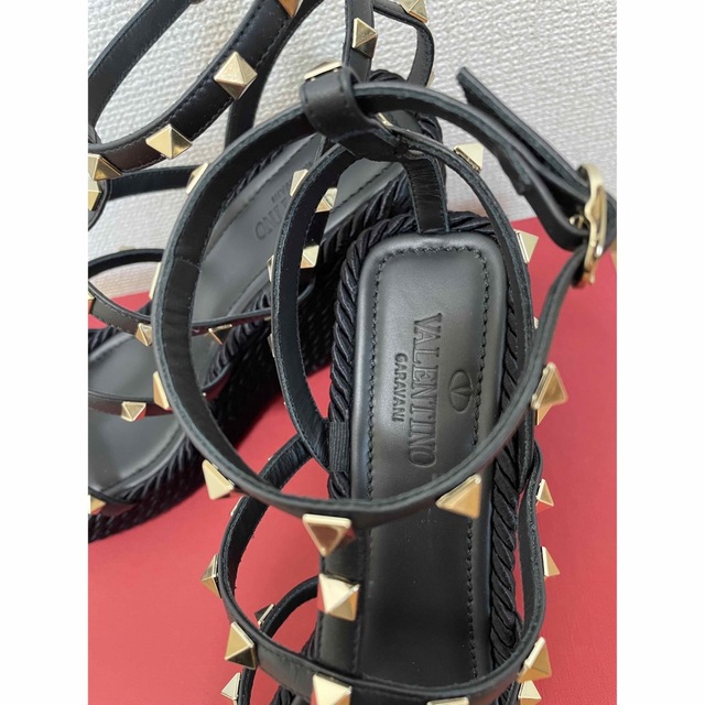 VALENTINO(ヴァレンティノ)のVALENTINO ロックスタッズ　ウェッジサンダル　ブラック レディースの靴/シューズ(サンダル)の商品写真