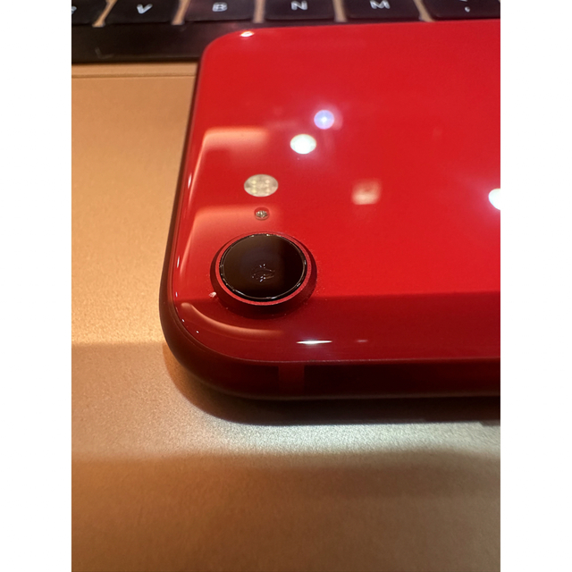 Apple(アップル)のiPhone SE 第2世代  64 GB SIMフリー PRODUCT　RED スマホ/家電/カメラのスマートフォン/携帯電話(スマートフォン本体)の商品写真
