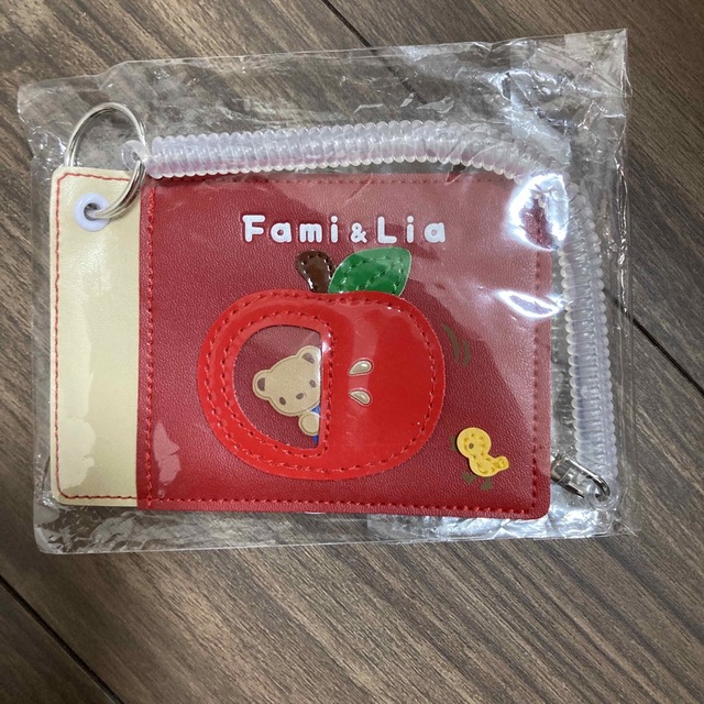 familiar(ファミリア)のファミリア　パスケース　定期入れ　新品 レディースのファッション小物(パスケース/IDカードホルダー)の商品写真