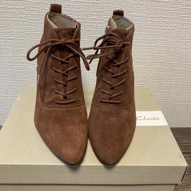 Clarks(クラークス)のClarks（クラークス）フェミニンスエードアンクルブーツ♪23.5cm相当 レディースの靴/シューズ(ブーツ)の商品写真