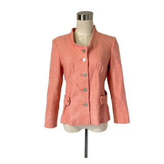 ヴァレンティノ(VALENTINO)のVALENTINO 襟元のデザインが素敵 珊瑚ピンク色ジャケット(ノーカラージャケット)