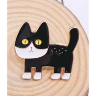 新品　靴下黒猫　ピンバッジ　(ブローチ/コサージュ)