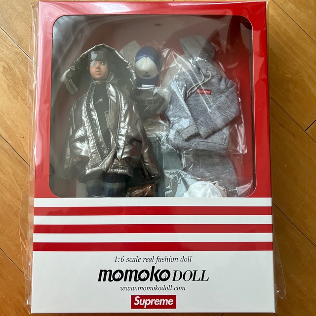 Supreme - supreme momoko doll
