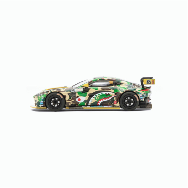 A BATHING APE(アベイシングエイプ)のBAPE x Aston Martin GT3グリーンカモ Hot Wheels エンタメ/ホビーのおもちゃ/ぬいぐるみ(ミニカー)の商品写真