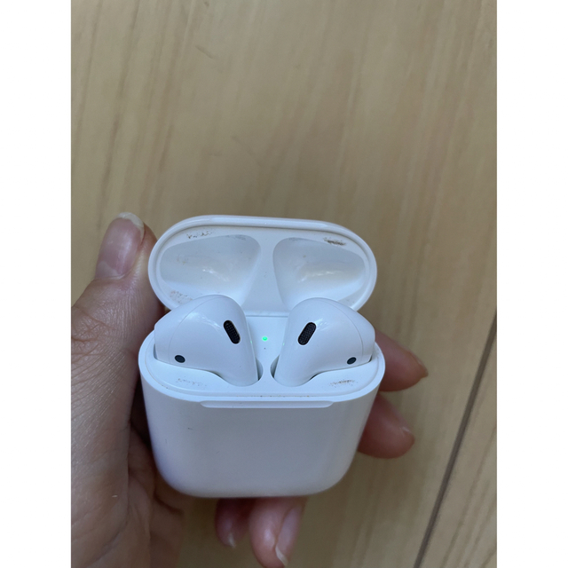 Apple(アップル)のマイキー様専用 AirPods 第二世代 mv7n2j/a スマホ/家電/カメラのオーディオ機器(ヘッドフォン/イヤフォン)の商品写真