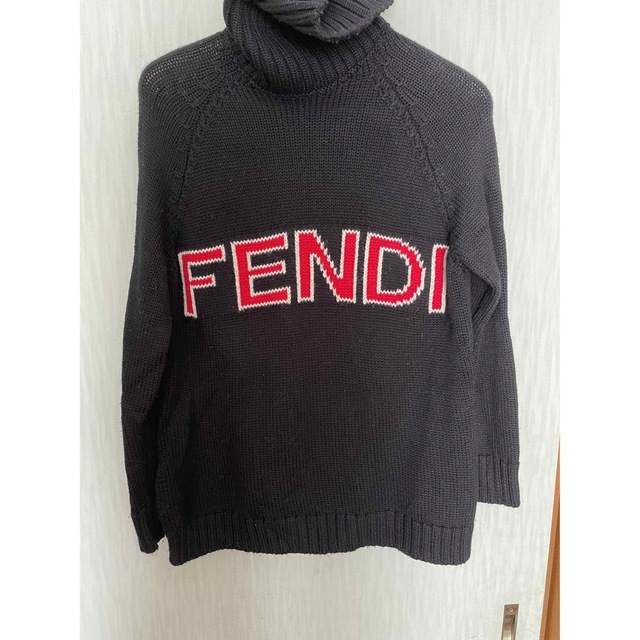 FENDI(フェンディ)のココア様専用⭐︎FENDI ロゴタートルニット レディースのトップス(ニット/セーター)の商品写真