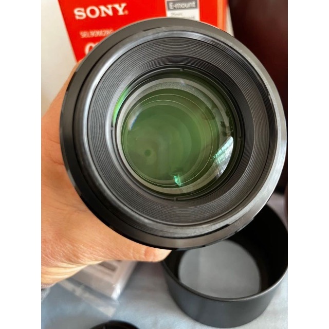 SONY(ソニー)の中古ソニー FE 90mm F2.8 Macro G OSS SEL90M28G スマホ/家電/カメラのカメラ(ミラーレス一眼)の商品写真