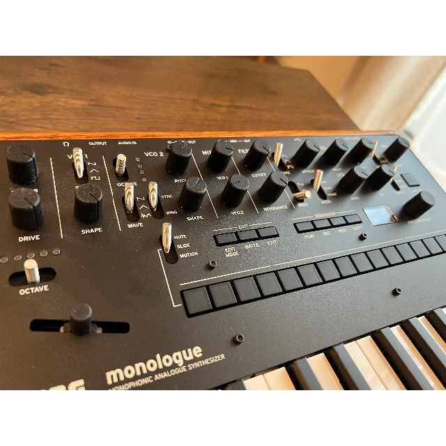 KORG(コルグ)の美品 Korg monologue アナログシンセサイザー　ブラック 楽器の鍵盤楽器(キーボード/シンセサイザー)の商品写真