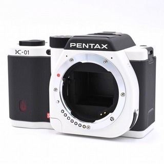ペンタックス(PENTAX)のPENTAX K-01 レンズキット ホワイト/ブラック(ミラーレス一眼)