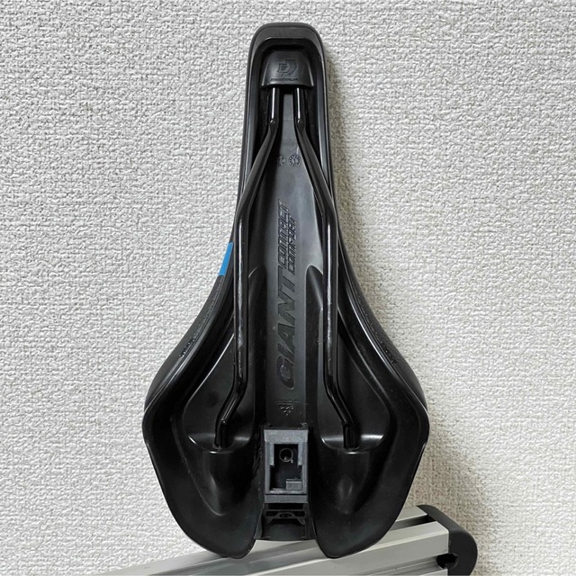 Giant(ジャイアント)のサドル　GIANT Contact Comfort Neutralマウント付 スポーツ/アウトドアの自転車(パーツ)の商品写真