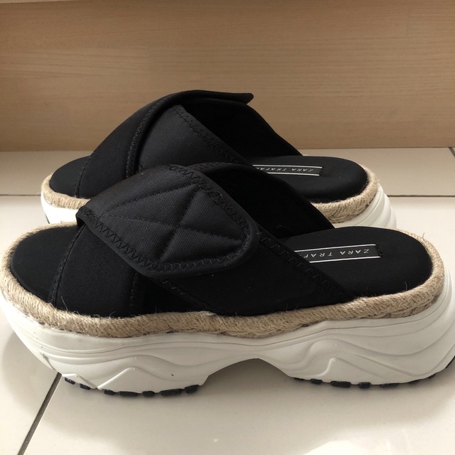ZARA(ザラ)の新品未使用ZARAブラッククロスジュート厚底スポーツサンダル 完売品 ベルクロ黒 レディースの靴/シューズ(サンダル)の商品写真