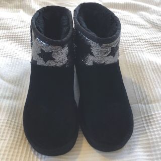 アグ(UGG)のUGG  ショート　ブーツ　黒　キッズ　classic mini sequin(ブーツ)