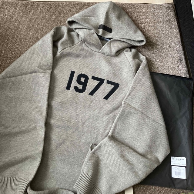 FEAR OF GOD(フィアオブゴッド)のfog essentials グレー ニットパーカー L 新品未使用 メンズのトップス(ニット/セーター)の商品写真