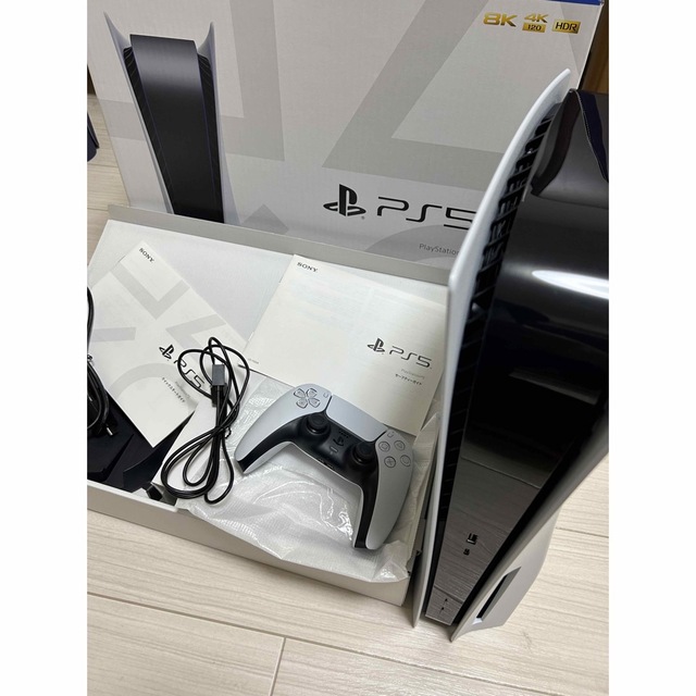 PlayStation(プレイステーション)の［中古］PlayStation 5（CFI-1100A01） エンタメ/ホビーのゲームソフト/ゲーム機本体(家庭用ゲーム機本体)の商品写真