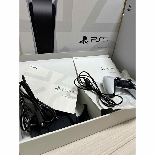 PlayStation(プレイステーション)の［中古］PlayStation 5（CFI-1100A01） エンタメ/ホビーのゲームソフト/ゲーム機本体(家庭用ゲーム機本体)の商品写真