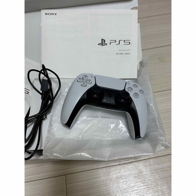 PlayStation(プレイステーション)の［中古］PlayStation 5（CFI-1100A01） エンタメ/ホビーのゲームソフト/ゲーム機本体(家庭用ゲーム機本体)の商品写真