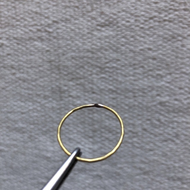 ハンドメイド　鍛金　真鍮　指輪　リング　細め　極細　14号　15号 レディースのアクセサリー(リング(指輪))の商品写真