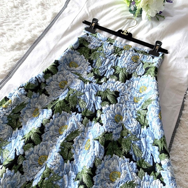 ESCADA(エスカーダ)の新品同様‼️ESCADA 膨れ織り ミモレ丈 フレアスカート レディースのスカート(ひざ丈スカート)の商品写真
