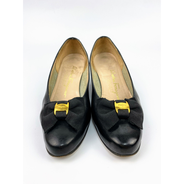 Salvatore Ferragamo(サルヴァトーレフェラガモ)のフェラガモ　パンプス　ヴァラ ブラック 6C 約23.5cm ヒール4.5cm レディースの靴/シューズ(ハイヒール/パンプス)の商品写真