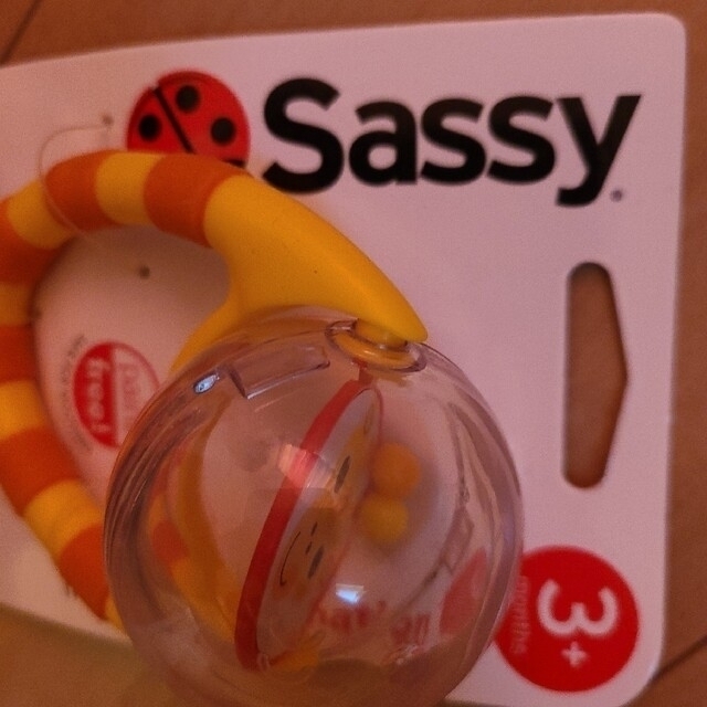 Sassy(サッシー)のさささ、サッシーのガラガラおもちゃ！2個セット　レッド　イエロー　Sassy キッズ/ベビー/マタニティのおもちゃ(知育玩具)の商品写真