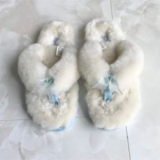 アグ(UGG)のUGG シープスキン モコモコサンダル 白(サンダル)