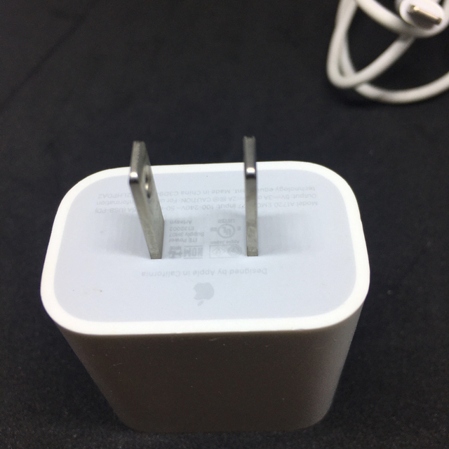 Apple(アップル)のNo.354 Apple 18W USB-C A1720 充電器　ACアダプタ スマホ/家電/カメラのスマートフォン/携帯電話(バッテリー/充電器)の商品写真
