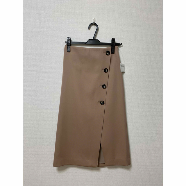Noble(ノーブル)のボタントラペラーズスカート　タグ付き新品 レディースのスカート(ひざ丈スカート)の商品写真