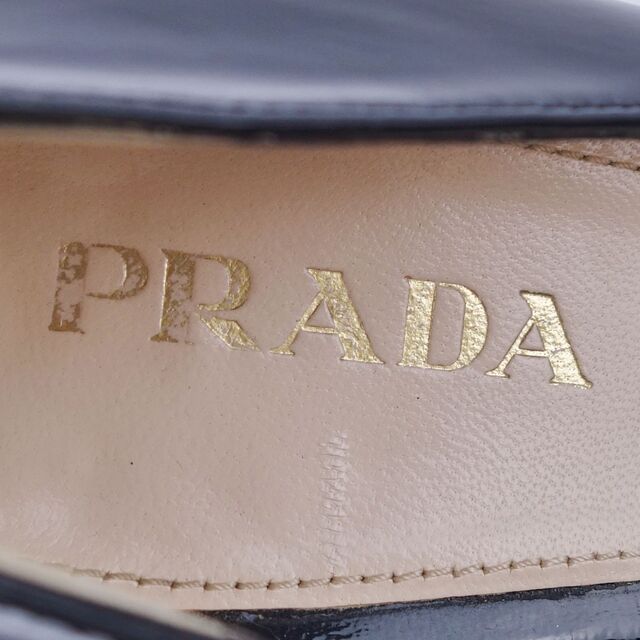 PRADA(プラダ)の美品 プラダ PRADA パンプス ヒール ラウンドトゥ ゴールドロゴ パテントレザー シューズ レディース 37(24cm相当) ブラック レディースの靴/シューズ(ハイヒール/パンプス)の商品写真