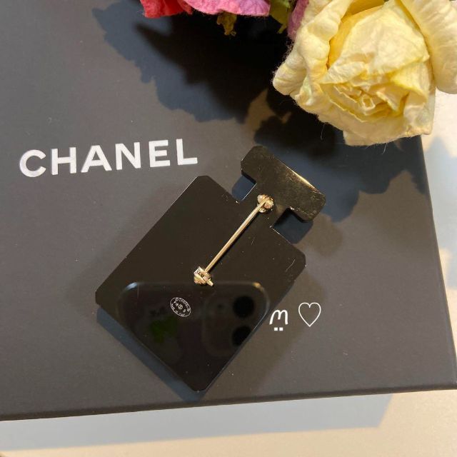 CHANEL(シャネル)のCHANEL　シャネル　パフュームボトル　香水瓶　ココマークパールブローチ レディースのアクセサリー(ブローチ/コサージュ)の商品写真