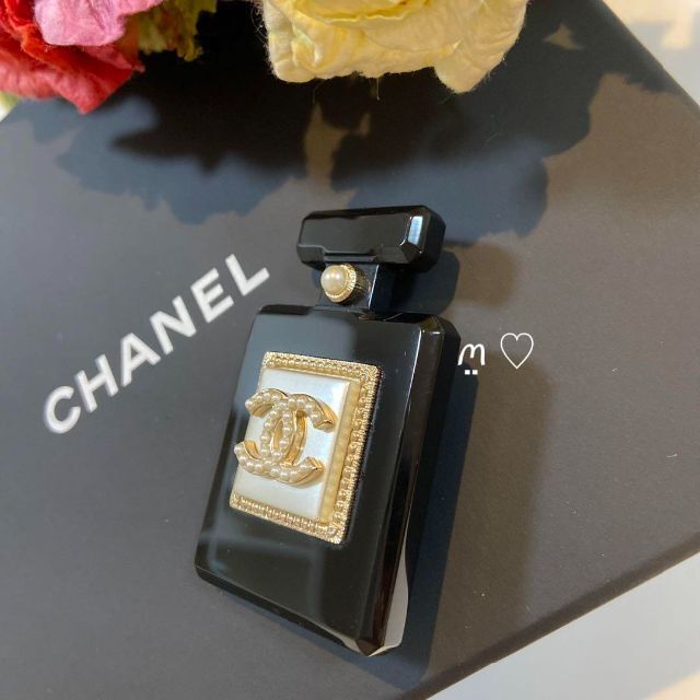 CHANEL(シャネル)のCHANEL　シャネル　パフュームボトル　香水瓶　ココマークパールブローチ レディースのアクセサリー(ブローチ/コサージュ)の商品写真