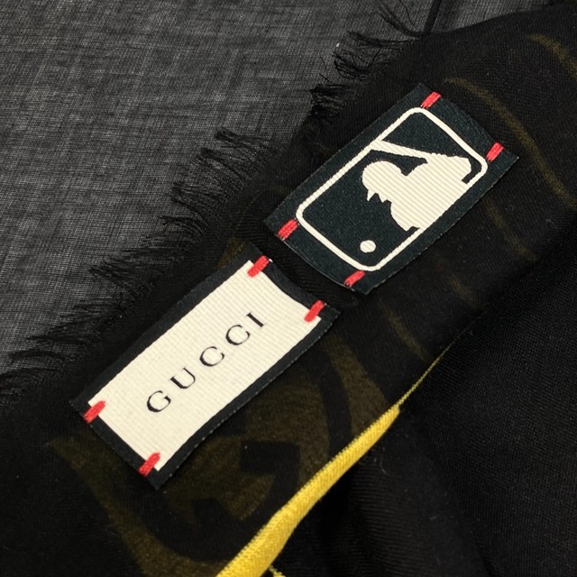 Gucci(グッチ)のグッチ GUCCI MLBコラボ 535071 アパレル 大判ショール ストール レーヨン ブラック 未使用 レディースのファッション小物(ストール/パシュミナ)の商品写真