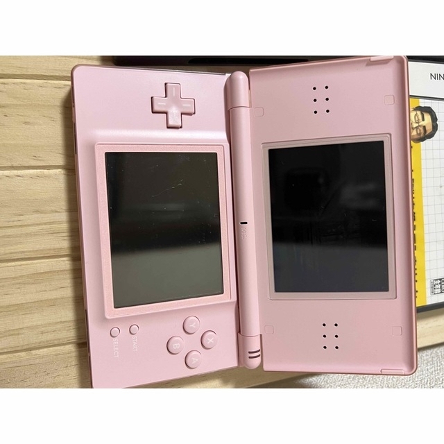 ニンテンドーDS(ニンテンドーDS)の【北米版】ニンテンドー　DS Lite　ピンク本体＆ソフト3点　動作確認済み エンタメ/ホビーのゲームソフト/ゲーム機本体(携帯用ゲーム機本体)の商品写真