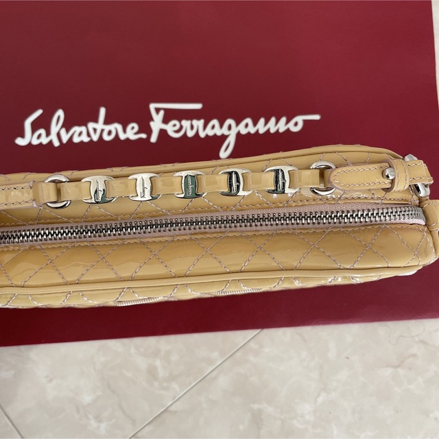 Salvatore Ferragamo(サルヴァトーレフェラガモ)の再値下げ！フェラガモ バッグ ヴァラ リボン ショルダーバッグ レディースのバッグ(ショルダーバッグ)の商品写真