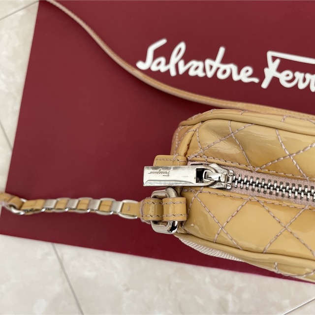 Salvatore Ferragamo(サルヴァトーレフェラガモ)の再値下げ！フェラガモ バッグ ヴァラ リボン ショルダーバッグ レディースのバッグ(ショルダーバッグ)の商品写真