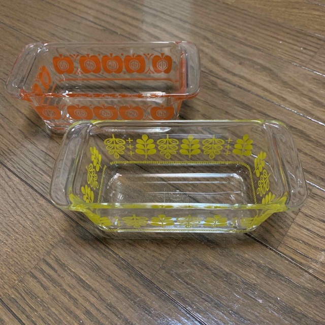 Pyrex(パイレックス)の【2個セット】昭和レトロな柄のガラスのパウンドケーキ型 インテリア/住まい/日用品のキッチン/食器(調理道具/製菓道具)の商品写真