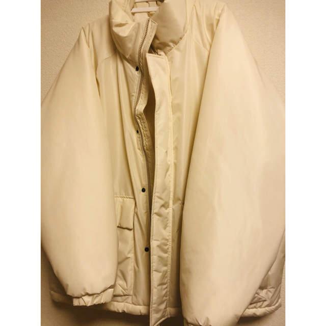 GU(ジーユー)のGU ヒートパデットブルゾン　白 メンズのジャケット/アウター(ダウンジャケット)の商品写真