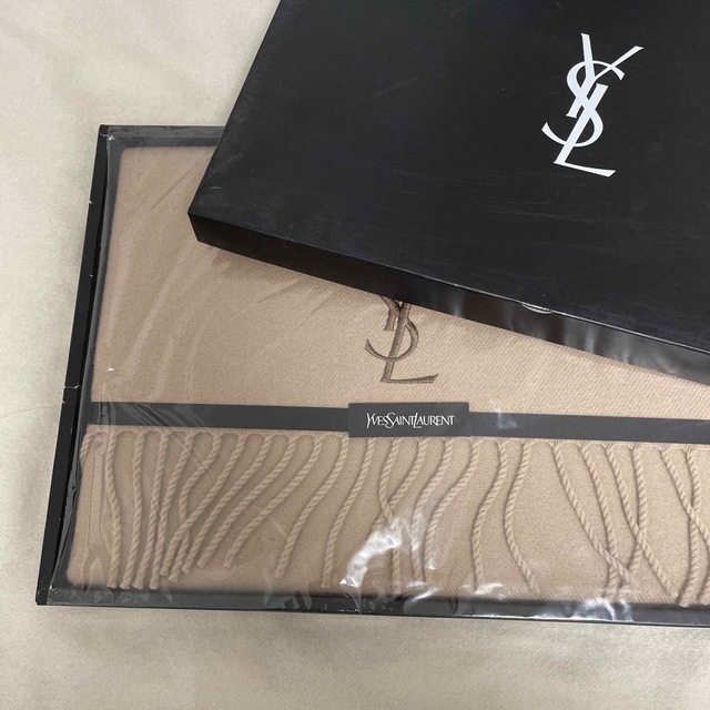 Yves Saint Laurent(イヴサンローラン)の新品未使用　YSL イヴサンローラン　極上ウールひざ掛け　ベージュ　ブランケット レディースのファッション小物(マフラー/ショール)の商品写真