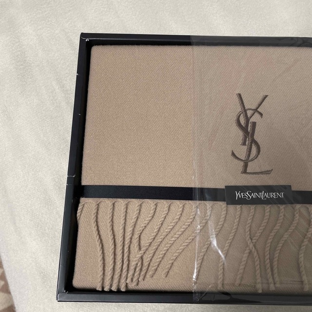 Yves Saint Laurent(イヴサンローラン)の新品未使用　YSL イヴサンローラン　極上ウールひざ掛け　ベージュ　ブランケット レディースのファッション小物(マフラー/ショール)の商品写真