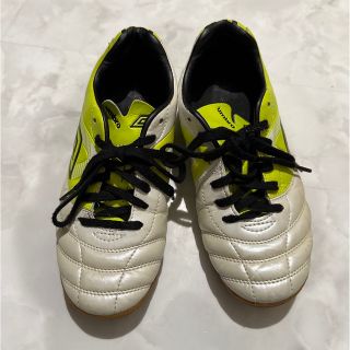 アンブロ(UMBRO)のumbro ジュニアフットサルシューズ 22.5cm(シューズ)