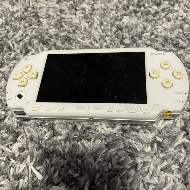 PlayStation Portable(プレイステーションポータブル)の【PSP-1000】ホワイト 本体＋充電器付 エンタメ/ホビーのゲームソフト/ゲーム機本体(携帯用ゲーム機本体)の商品写真