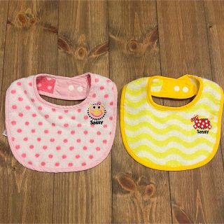 サッシー(Sassy)の【新品】sassy✳︎スタイ✳︎ベビーグッズ✳︎出産祝い✳︎ピンク✳︎黄色(ベビースタイ/よだれかけ)