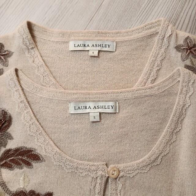 LAURA ASHLEY(ローラアシュレイ)のローラアシュレイ　刺繍　ビーズ　アンサンブルニット レディースのトップス(アンサンブル)の商品写真