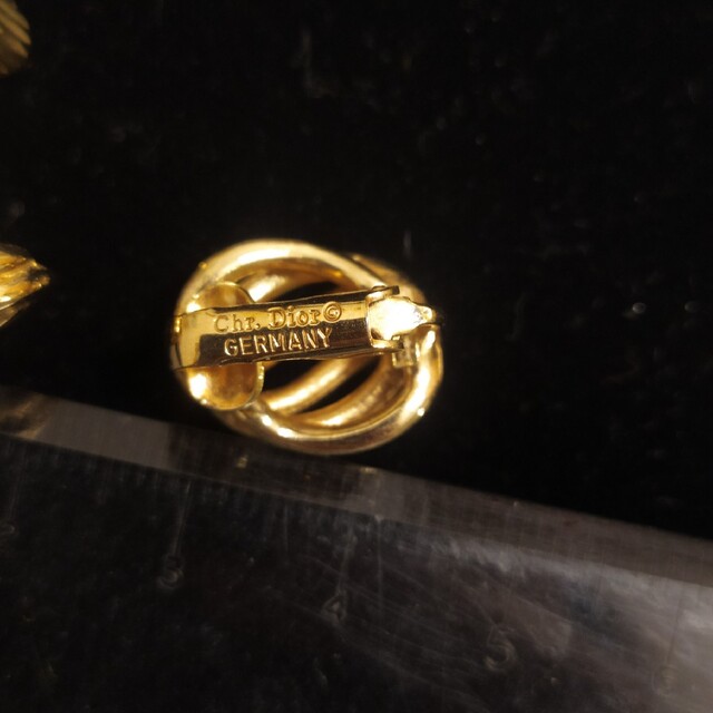Christian Dior(クリスチャンディオール)の小ぶりの豪華なゴールドイヤリングです。ブランド　クリスチャンディオール レディースのアクセサリー(イヤリング)の商品写真